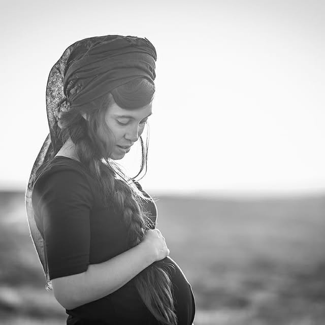 צילום היריון בשחור לבן מתוך תיק העבודות של דלית